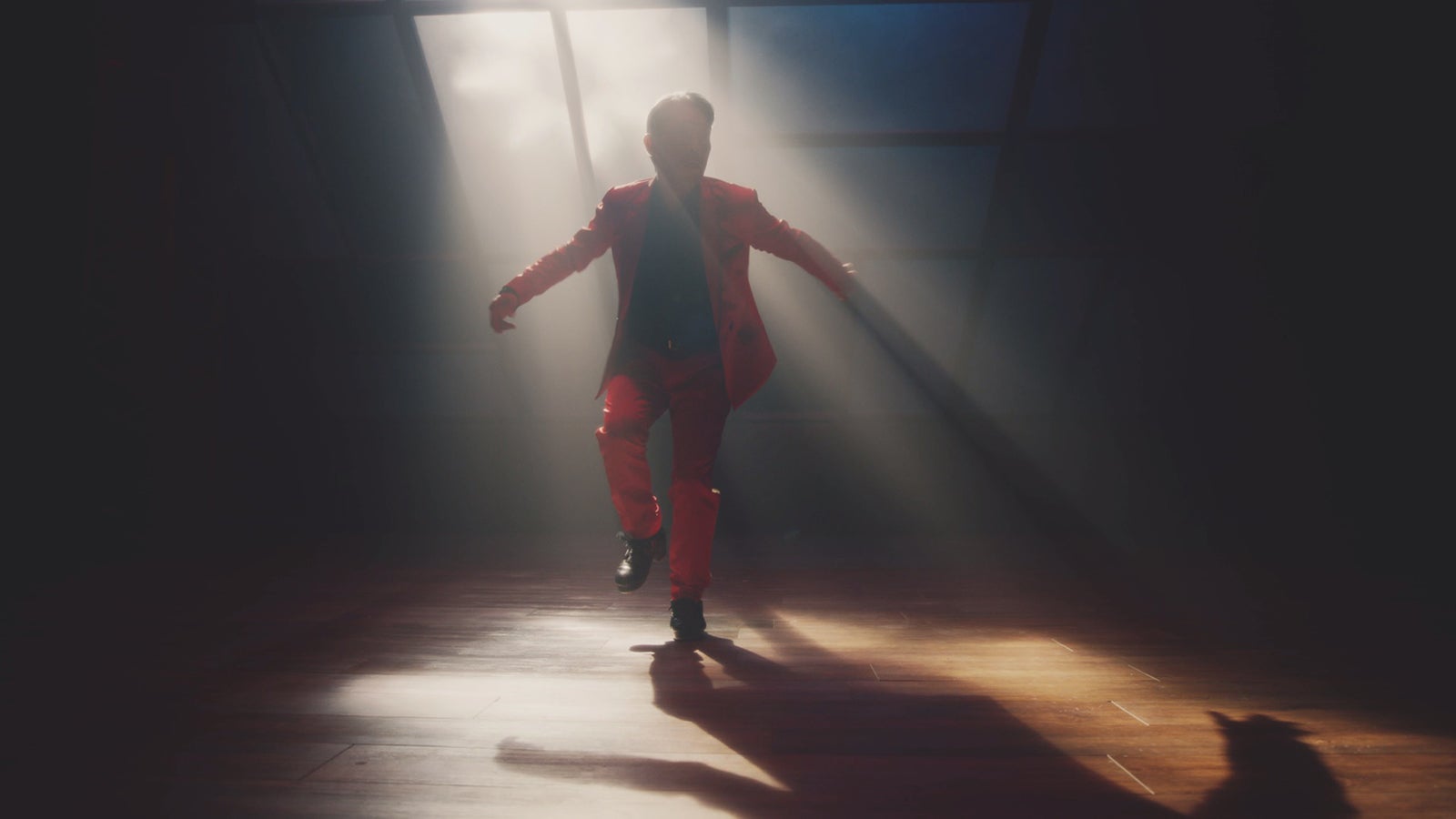 吉本坂46RED「君の唇を離さない」MVより（提供写真） 