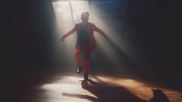 吉本坂46RED「君の唇を離さない」MVより(提供写真)