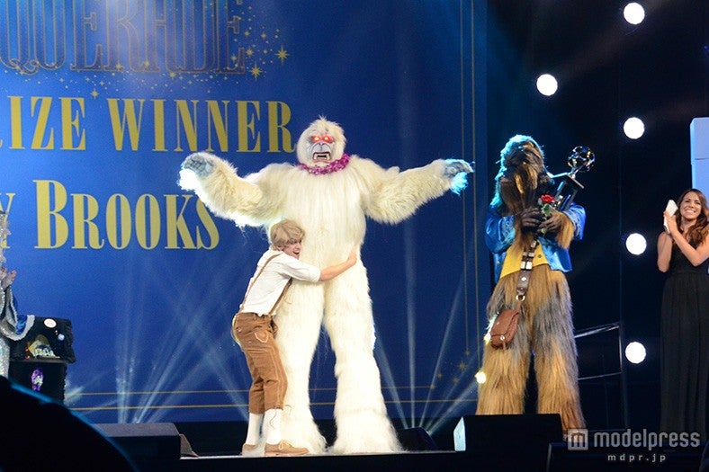 特賞はイエティ！抱き合って喜びを表現