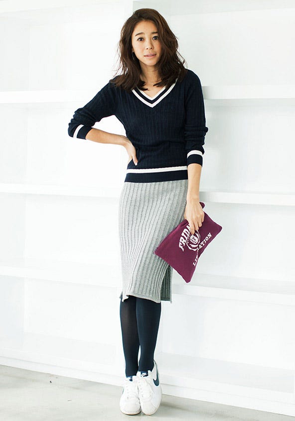 ライン入りVネックニットプルオーバー+太リブタイトスカート「STYLEST」5,130円(税別)/画像提供:STYLEST