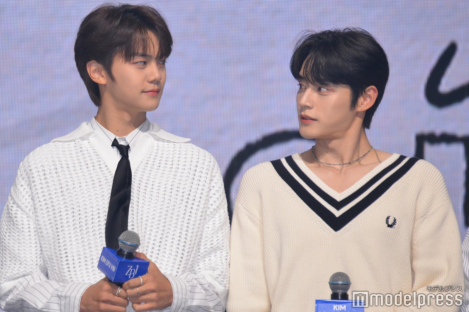 目を見合わせるZEROBASEONEメンバー／キム・ギュビン、キム・ジウン（C）モデルプレス