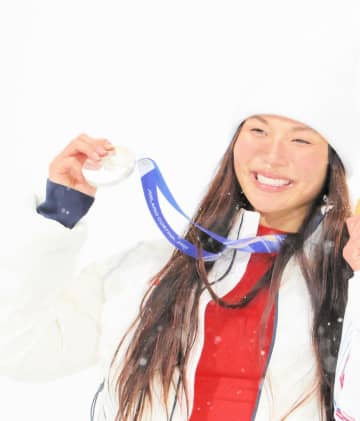 「史上最も誇らしげな彼氏」スノボ女子HP女王が交際男性と熱烈キス！その正体に騒然「めっちゃゴツい恋人と思ったら」「身長差がたまらない」