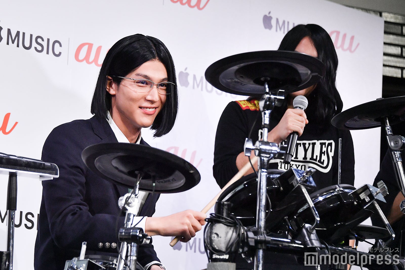 ドラムを叩く細杉くん（中川大志）（C）モデルプレス