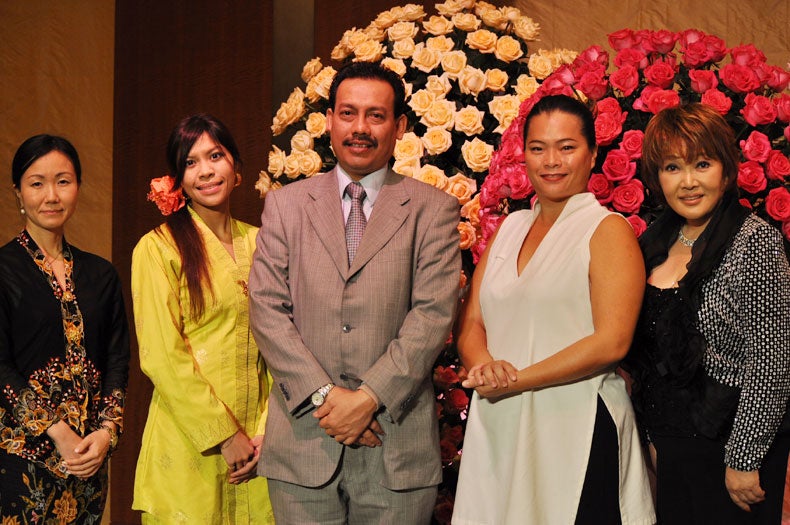 写真中央：マレーシア政府観光局東京局長ノール・アズラン・アブ・バカール氏、右から2番目：美容家パット・ライト氏、写真右：たかの友梨氏