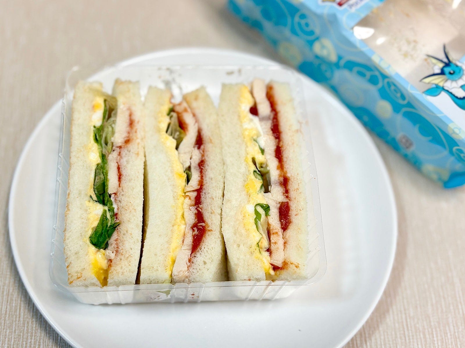 彩りのいい具材を挟んだサンドイッチが3つ入っていてボリューミー! ランチにピッタリです