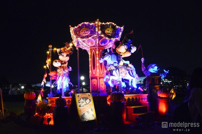 ライトアップされたデコレーション(TDL)