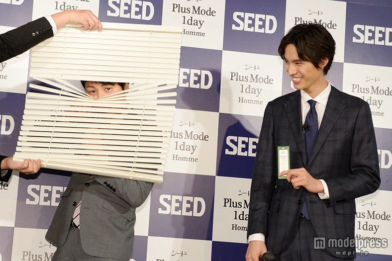 スペシャルムービーの福士の決めポーズを真似するNON STYLEの井上