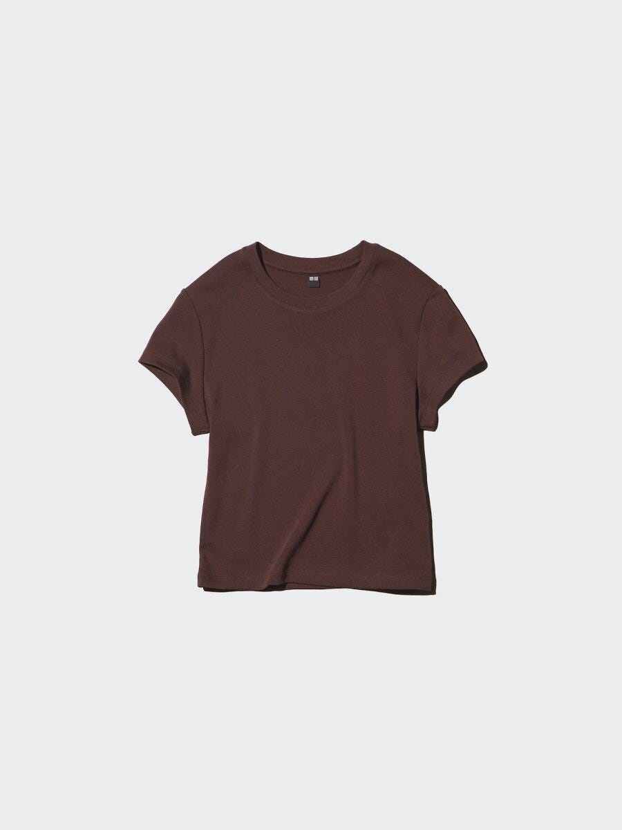 茶色のミニTシャツが平置きされている 茶色のミニTシャツが平置きされている