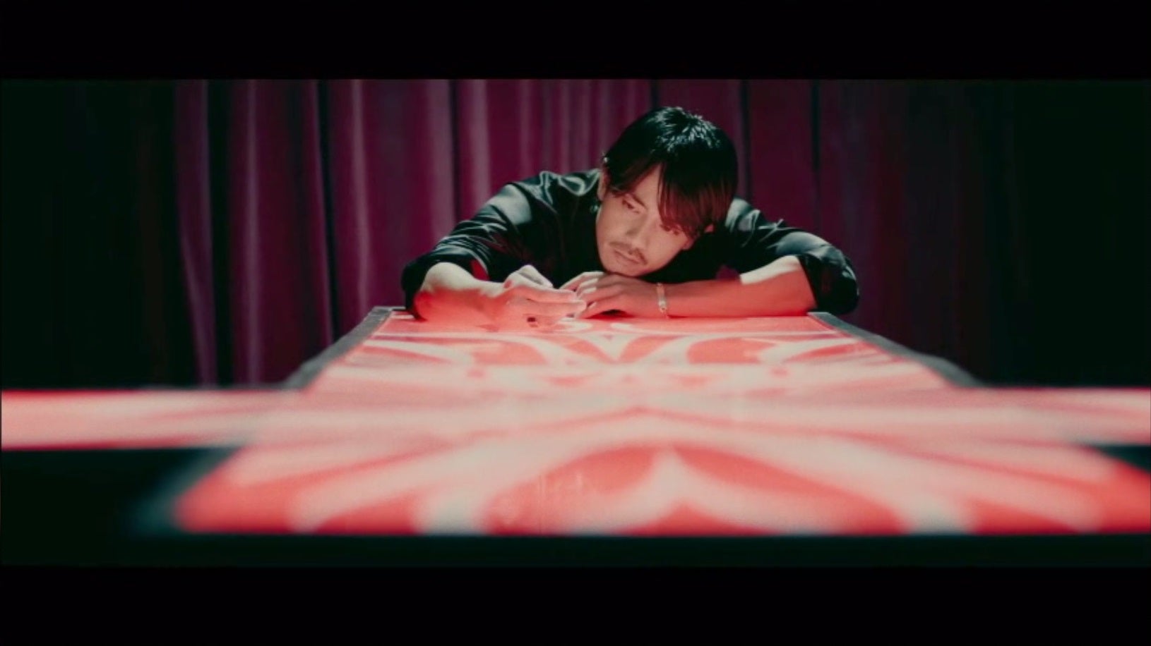 公開された青柳翔の1stシングル「泣いたロザリオ」のMVのワンシーン