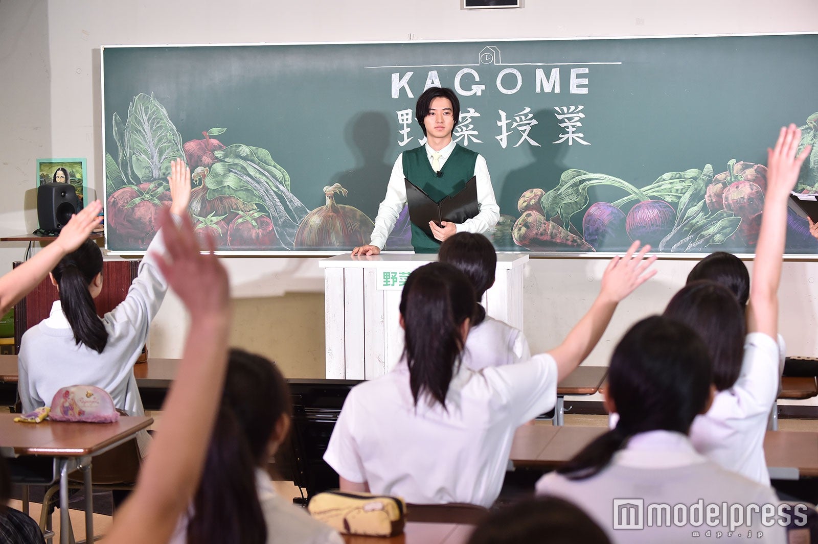 女子高生に講義をする山崎賢人（C）モデルプレス