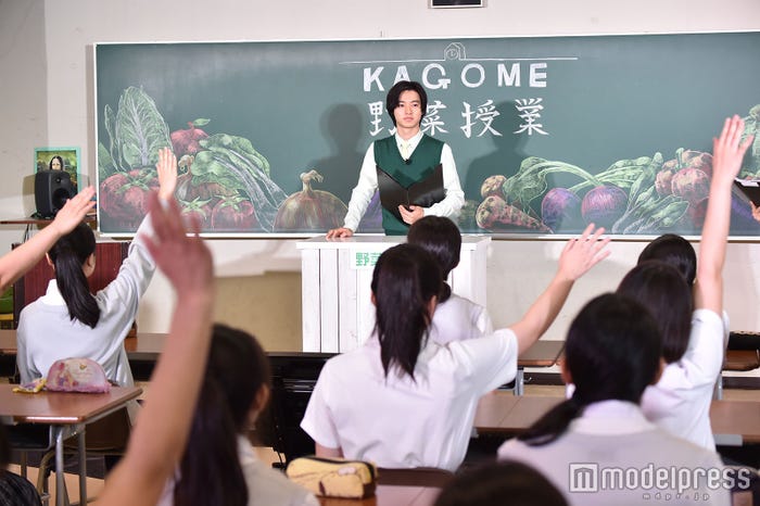 女子高生に講義をする山崎賢人(C)モデルプレス