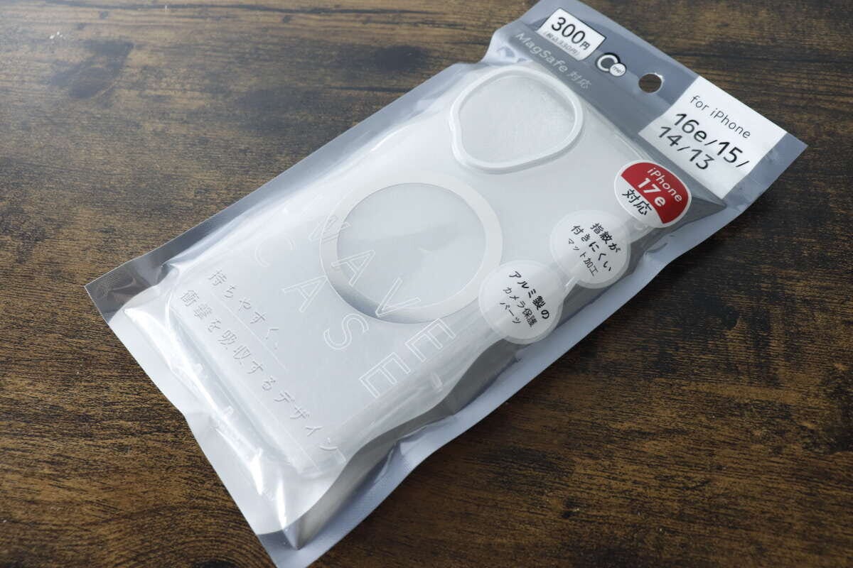 木目のテーブルに斜めに置かれたダイソーのiPhoneケースパッケージ