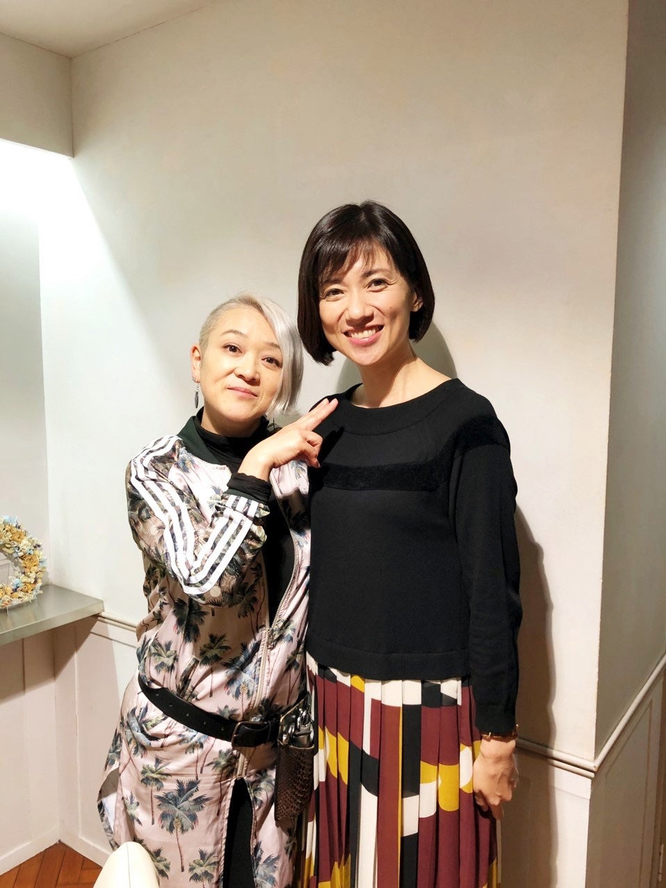 20年近く髪を切ってくれているJYUNKOさんと（提供写真）