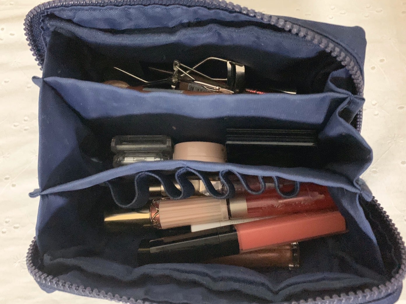 運上弘菜のメイクポーチ全体の中身はこんな感じ！（C）Mercury