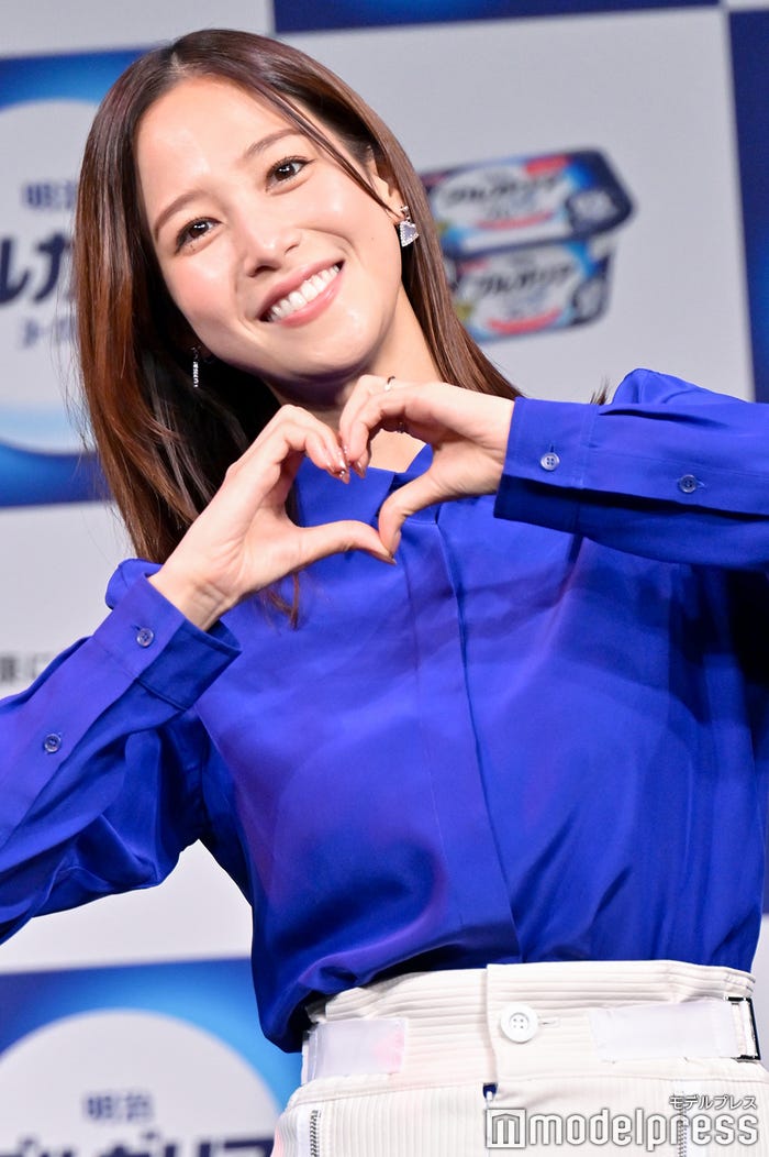 鷲見玲奈(C)モデルプレス