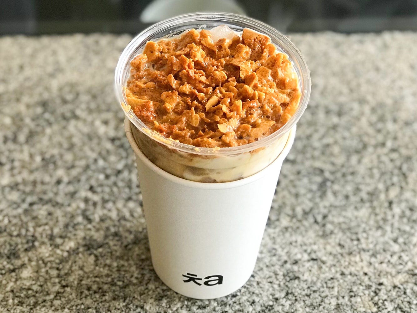 韓国発ミルクティーカフェ「Cha」日本上陸 伝統菓子“タルゴナ”をトッピング