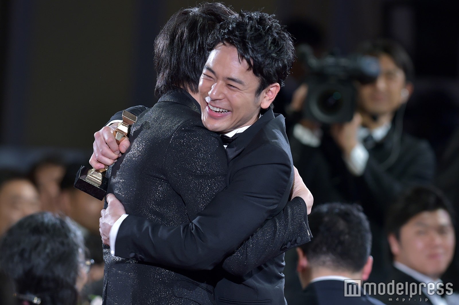 ハグする妻夫木聡＆綾野剛（C）モデルプレス