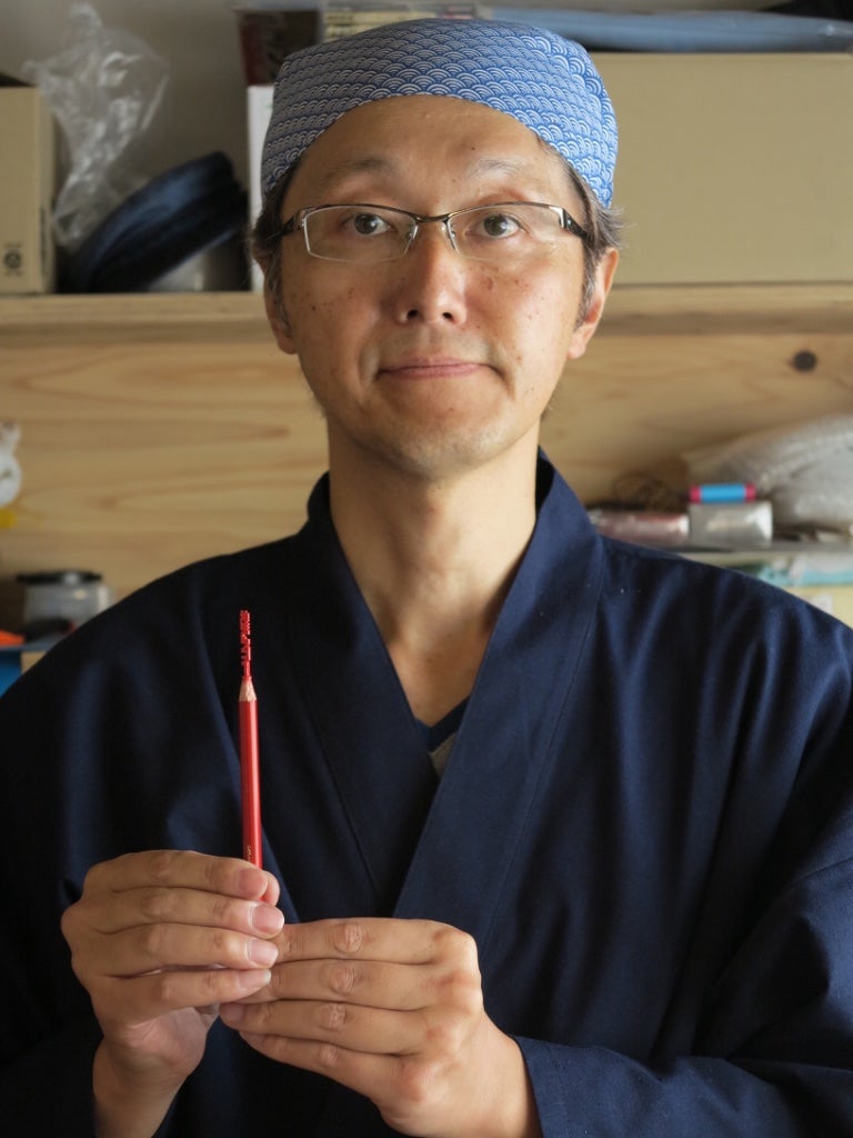 赤鉛筆アートを制作した山崎利幸氏 （C）日本テレビ