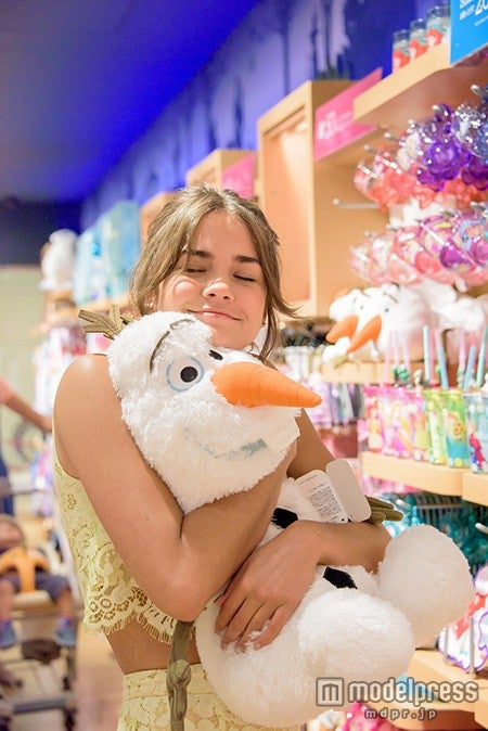 ディズニーストアでのマイア・ミッチェル（C）Disney