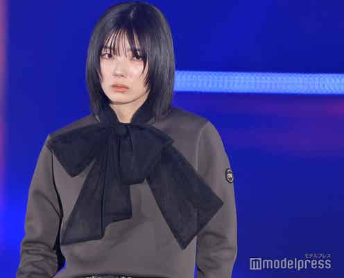 櫻坂46藤吉夏鈴、ビッグリボンがお似合い 鋭い視線に観客夢中<GirlsAward 2023 A/W>