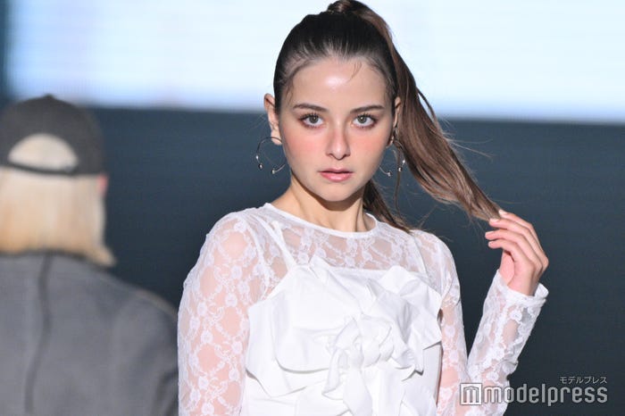 ハイトーンヘアの嵐莉菜(C)モデルプレス