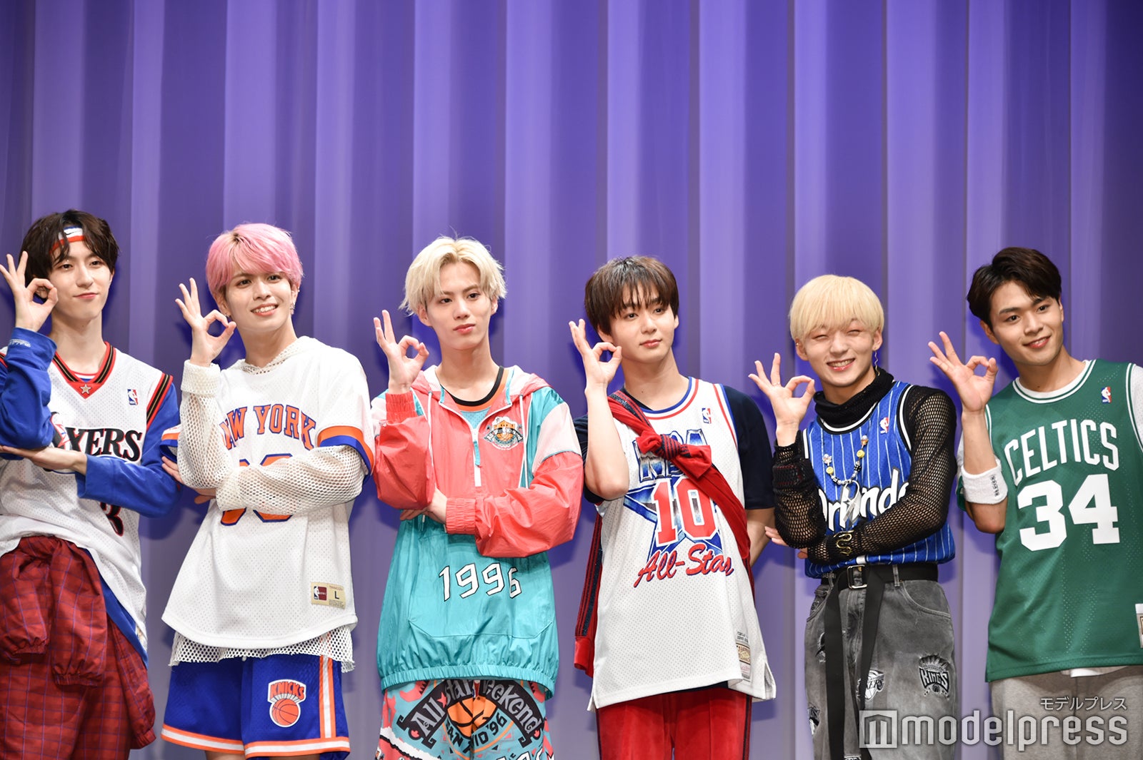 “OKポーズ”をとる（左から）OCTPATH／四谷真佑、栗田航兵、小堀柊、太田駿静、古瀬直輝、海帆 （C）モデルプレス