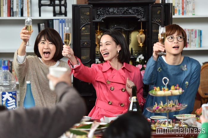 風吹ジュン、水原希子、上野樹里/「家族ノカタチ」第8話より/画像提供:TBS