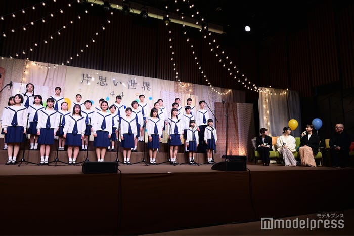 杉並児童合唱団、杉咲花、広瀬すず、清原果耶(C)モデルプレス