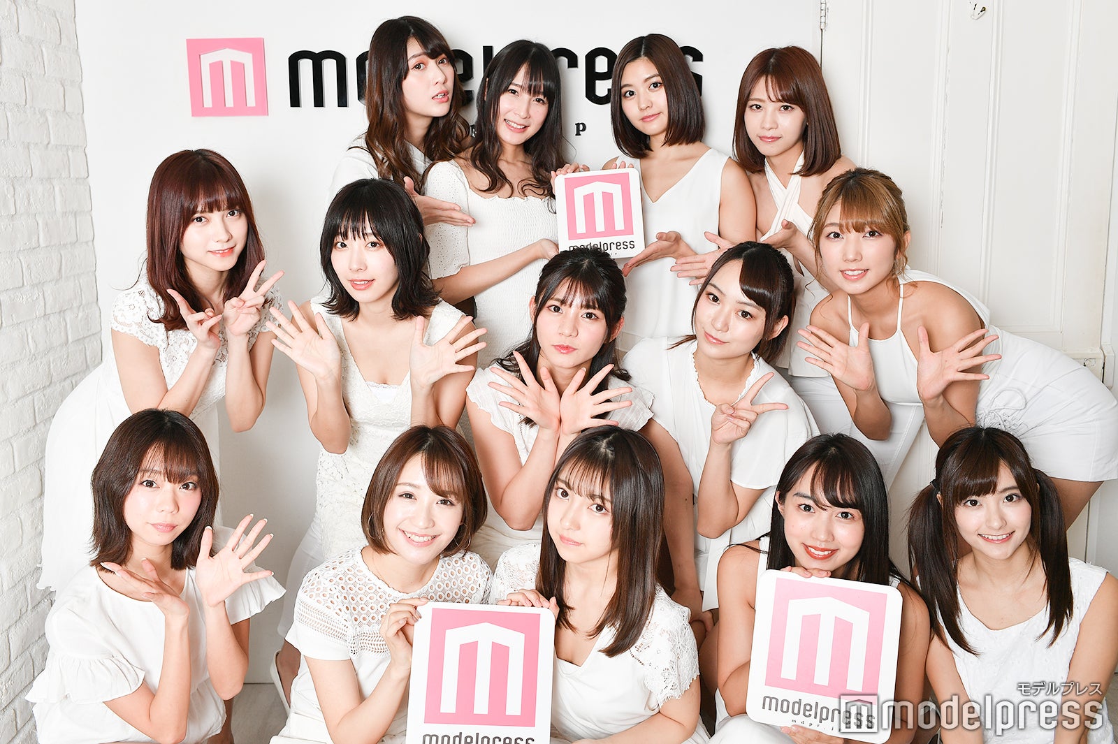 （後列）アンジェラ芽衣、川崎あや、林ゆめ、早瀬あや
（中列）桃月なしこ、水湊みお、本田夕歩、御寺ゆき、霜月めあ
（前列）青山ひかる、伊藤愛真、十味、黒木ひかり、花咲れあ （C）モデルプレス