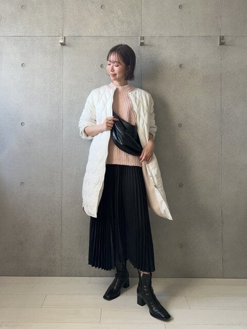 レザータッチラウンドバッグをカジュアルな着こなしと合わせ