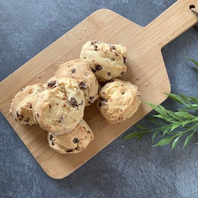 袋から出した成城石井のチョコと胡桃のスコーン