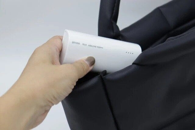ダイソーのコンパクトなモバイル充電バッテリー