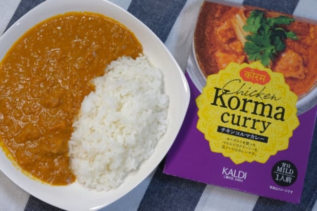カルディのチキンコルマカレーのパッケージとカレーを真上から映した画像