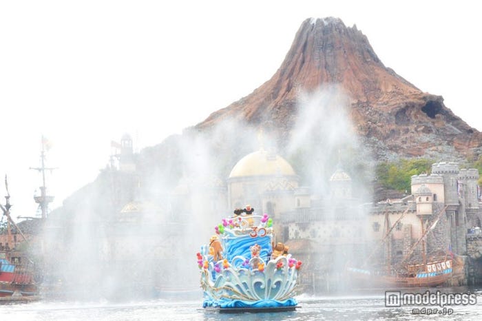 水面から水しぶきが/ハピネスグリーティング・オン・ザ・シー