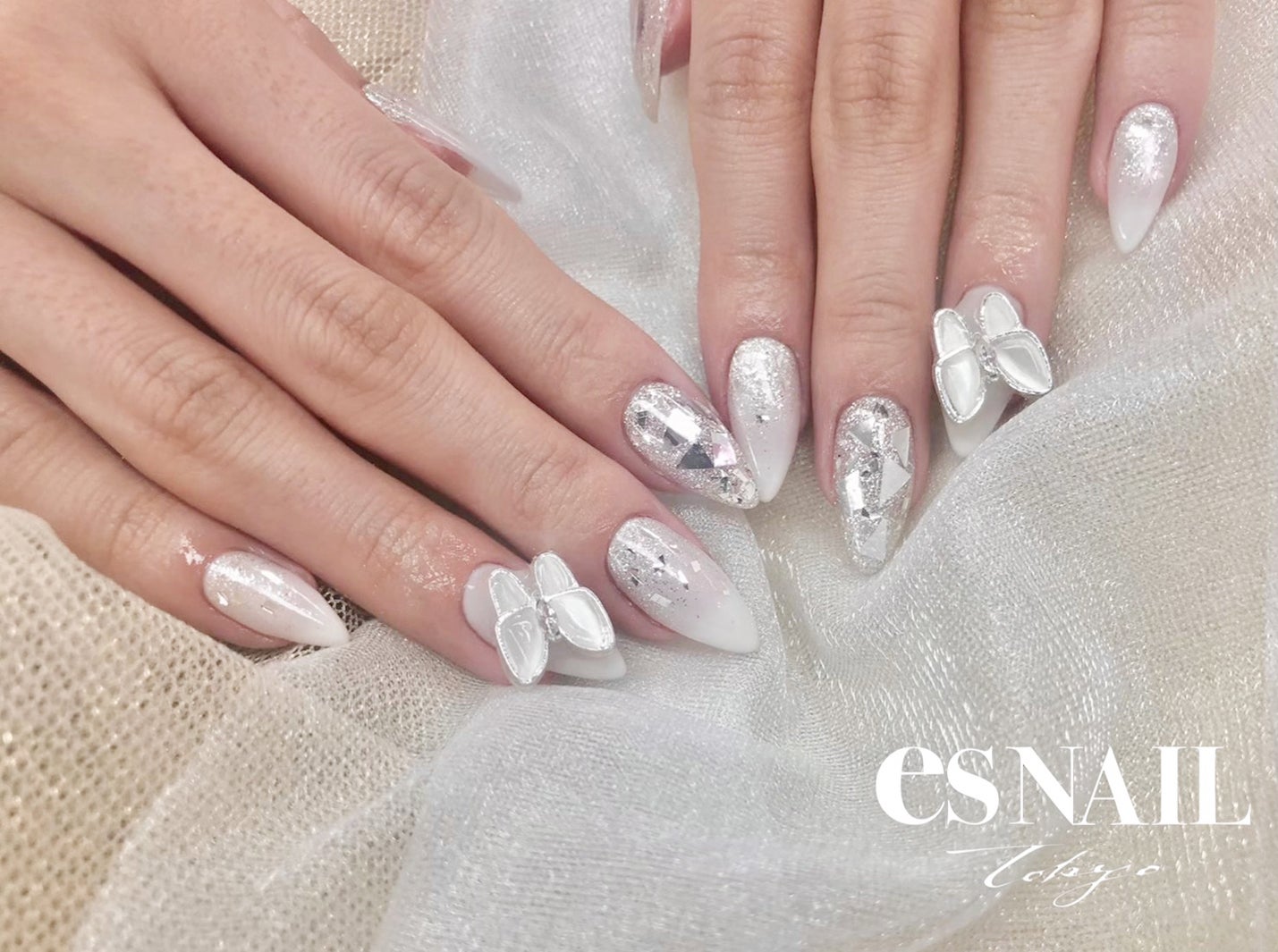 グリッターやフィルムでキラキラ度アップ（画像提供：esNAIL）