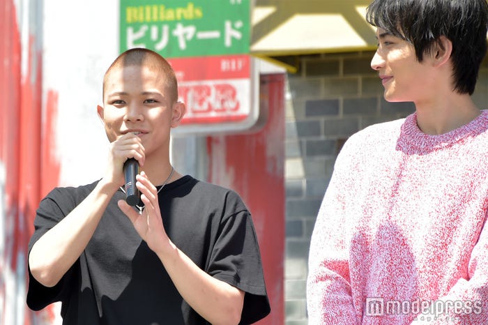 見守る町田啓太(右)/(C)モデルプレス