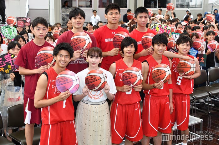 (前列左から)鈴木勝大、早見あかり、志尊淳、佐藤寛太、戸塚純貴(後列左から)川崎ブレイブサンダースU15・近藤亮太郎選手、川崎ブレイブサンダース・藤井祐眞選手、千葉ジェッツ・原修太選手、千葉ジェッツU15・廣岡大翔選手(C)モデルプレス