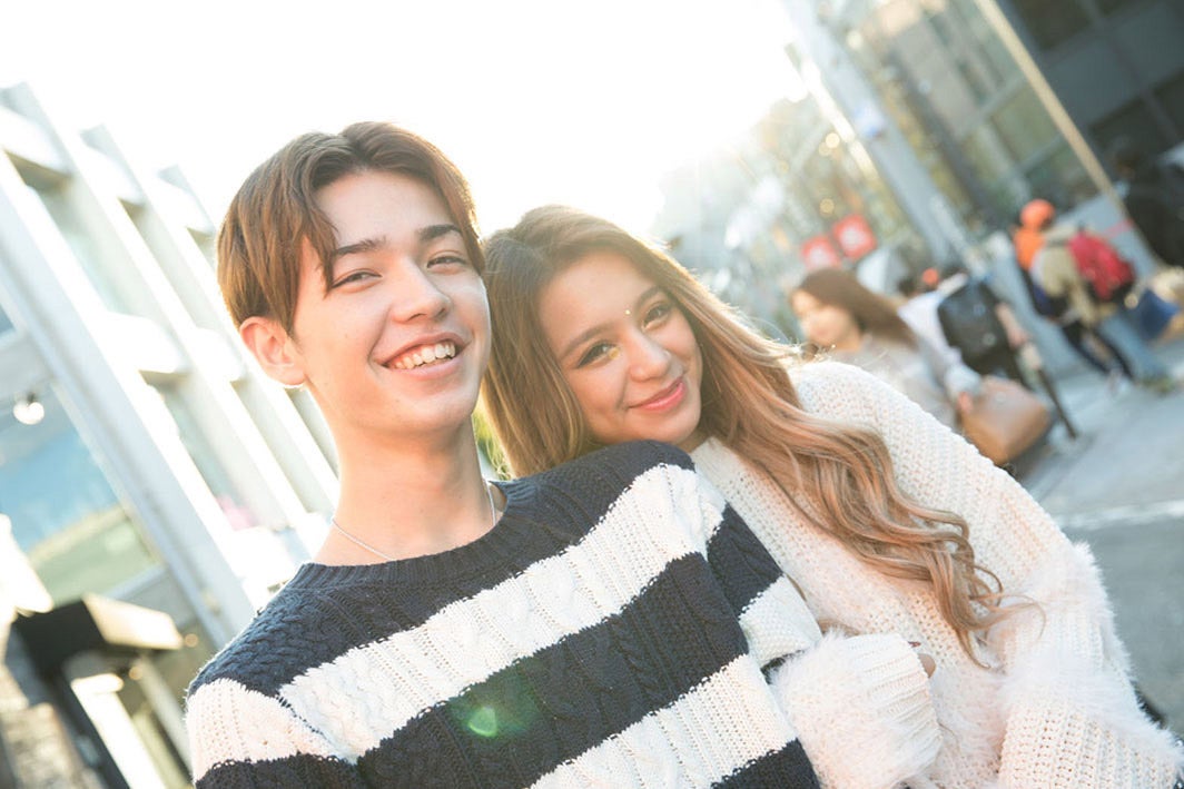 （左から）レイ、関口さくら（提供写真）