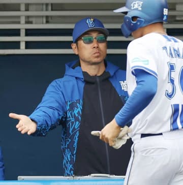 DeNA・相川監督“初陣”に大勝 19安打10得点 愛弟子の捕手2人が躍動「競争していくことは非常に大事」