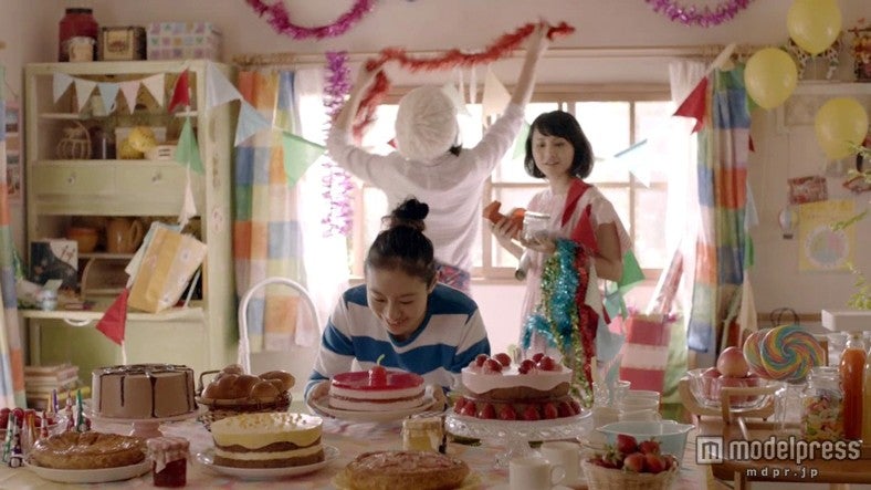 友達と一緒に楽しむことができる／「ヘイ・デイ」CM「ケーキ篇」より