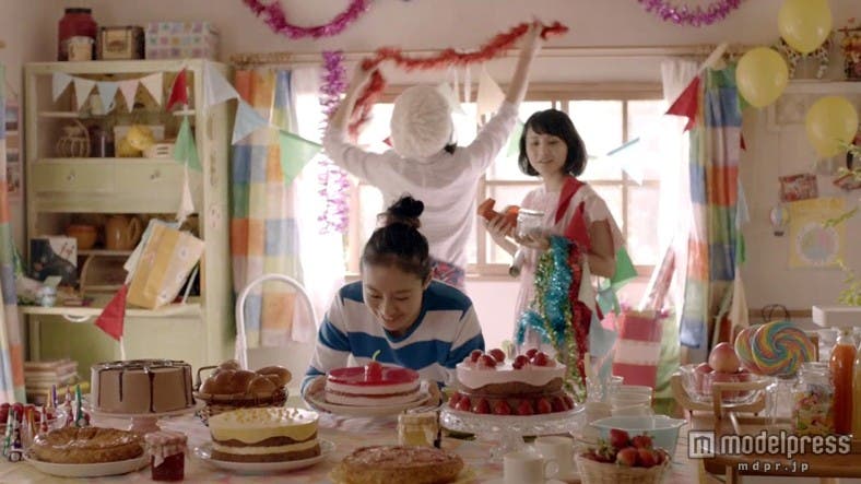 友達と一緒に楽しむことができる/「ヘイ・デイ」CM「ケーキ篇」より