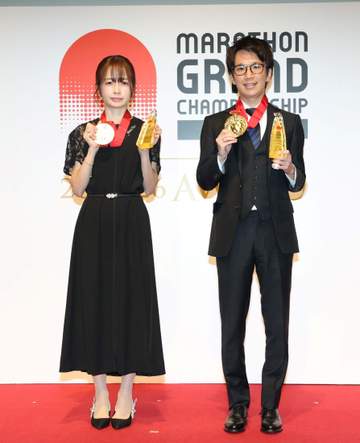 マラソン女王が印象ガラリ！黒ワンピ＆ヒール姿のフォーマルコーデ トップランナーたちも集結 MGCシリーズ表彰式