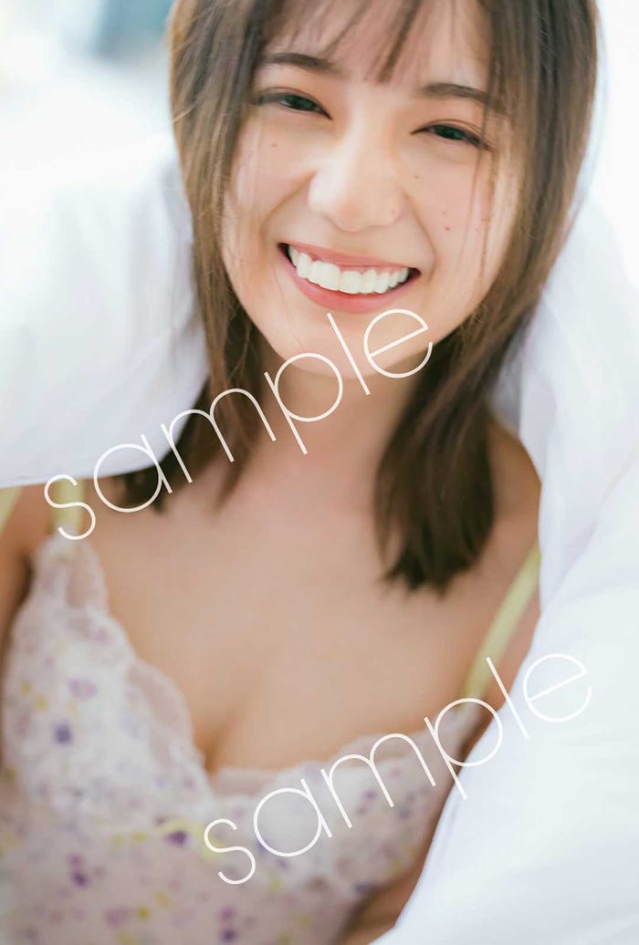 小坂菜緒1st写真集『君は誰?』ポストカードTSUTAYA版「爆笑する彼女」/撮影:藤原宏