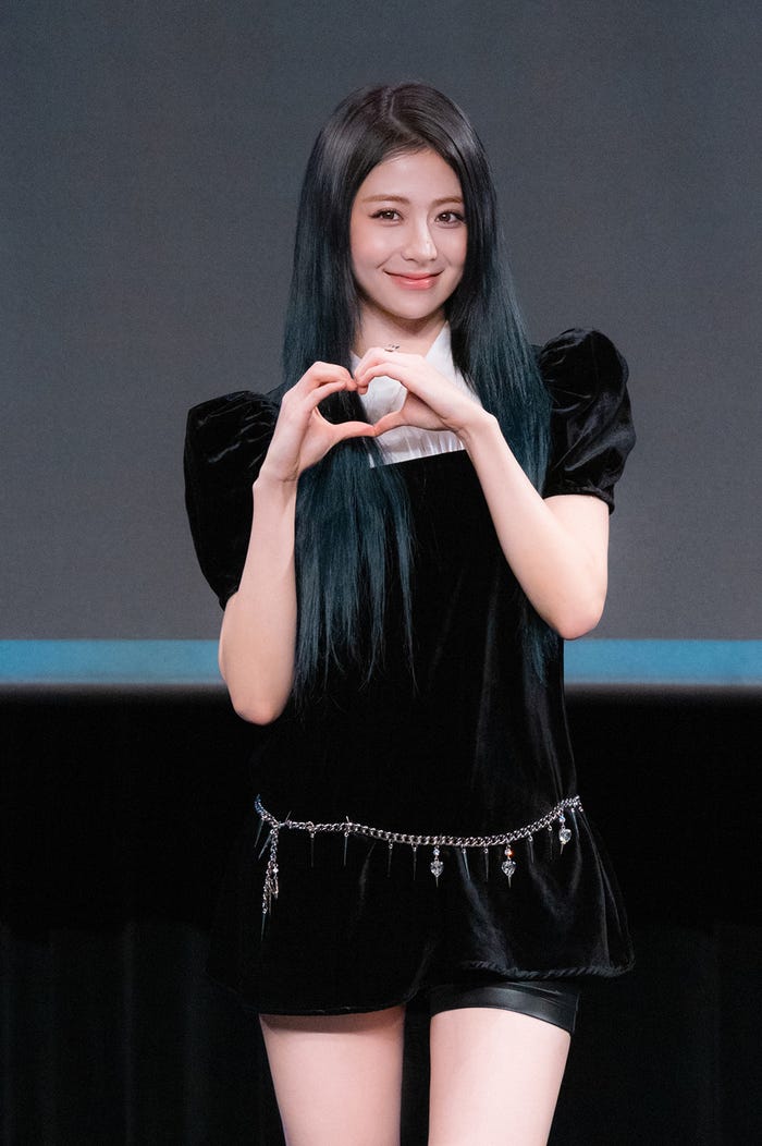 HUH YUNJIN(P)&(C)SOURCE MUSIC