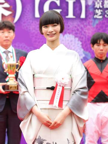 「美しすぎて絶句」京都競馬場に降臨した着物姿の人気女優に驚きの声「これが本物の存在感」「着付け、髪型に至るまでパーフェクト！」