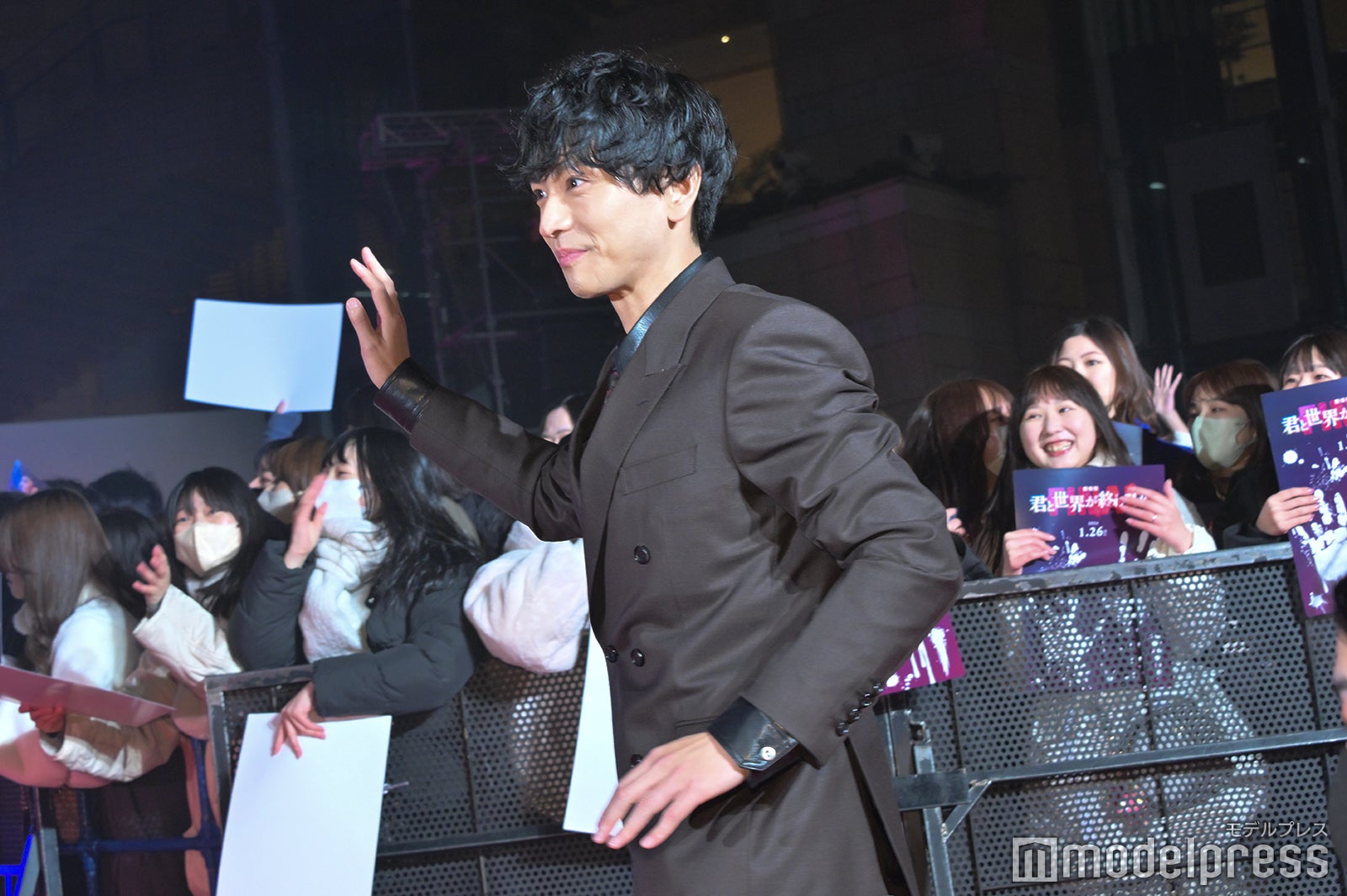 ファンに手を振る黒羽麻璃央（C）モデルプレス