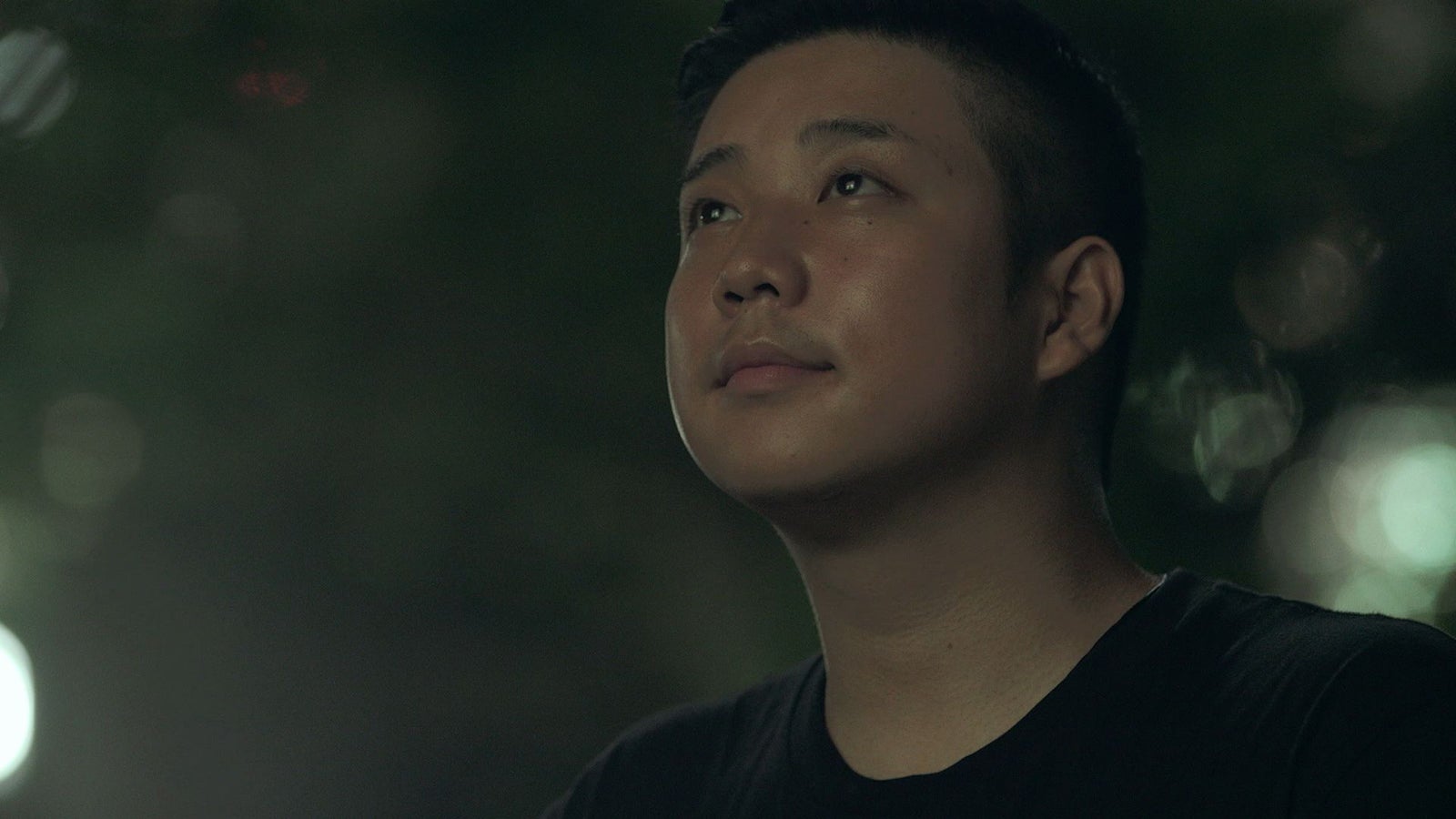 1人で花火を見る悠介「TERRACE HOUSE TOKYO 2019-2020」16th WEEK（C）フジテレビ／イースト・エンタテインメント