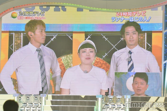 チャリティーランナーお披露目時のモニター映像/ブルゾンちえみ with B(C)モデルプレス