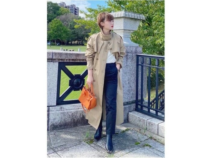 首元がアレンジできるトレンチアウターは着まわせてコスパ抜群　出典：WEAR