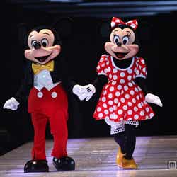 手を取り合い仲良くランウェイを歩くミッキー&ミニー。